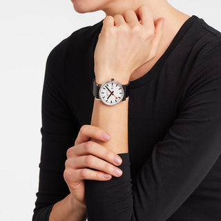 evo2, 40 mm, Schwarzes Veganes Traubenleder Uhr, MSE.40210.LBV, Person mit Armbanduhr am Handgelenk