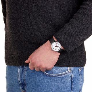 evo2 Automatic, 40 mm, Schwarzes Veganes Trauben Leder Uhr, MSE.40610.LBV, Person mit Armbanduhr am Handgelenk