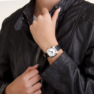 Cushion, 31 mm, Schwarzes veganes Traubenleder Uhr, MSL.31110.LBV, Person mit Armbanduhr am Handgelenk