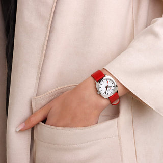 Cushion, 31 mm, Rotes veganes Traubenleder Uhr, MSL.31110.LCV, Person mit Armbanduhr am Handgelenk