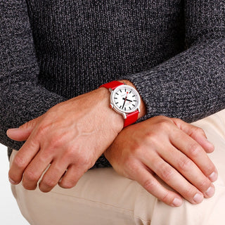 Original Automatik, 41mm, rote Lederarmbanduhr, MST.4161B.LC, Person mit Armbanduhr am Handgelenk